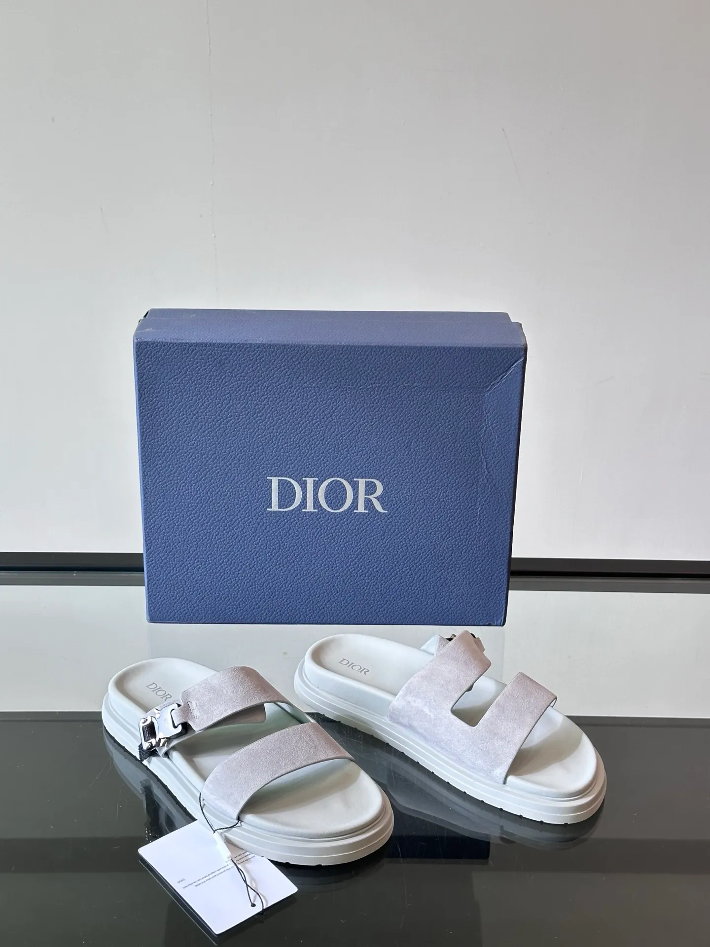Factory price: 300💰Dior Aqua men's sandals and slippers. Showcasing Dior haute couture design. The Dior gray suede strap is accented with an aluminum Dior buckle for added style. Paired with a comfortable tonal notch sole, they pair easily with shorts or jeans for a sophisticated look. Main body: suede cow leather, technical fabric lining: cow leather, with adjustable straps, aluminum Dior buckle, Dior gray EVA insole, tonal notch rubber outsole splicing structure👌👌 size: 38-44 (45.46 customized)